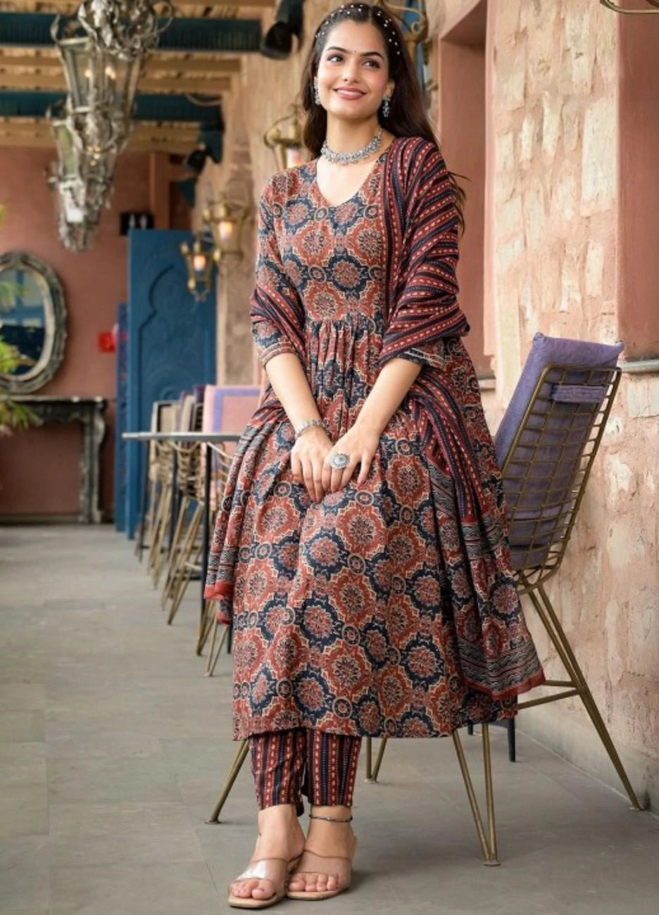 Vnyashri Ethnic Motif Printed Anarkali Kurta Pant Set with Dupatta