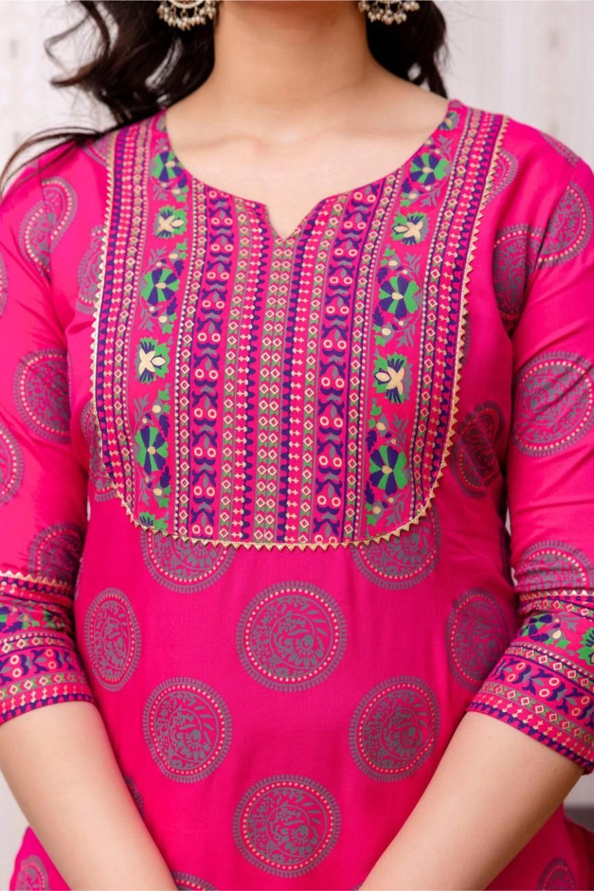 Vnyashri Pink Chekered Printed Sraight Kurta Pant Set with Dupatta