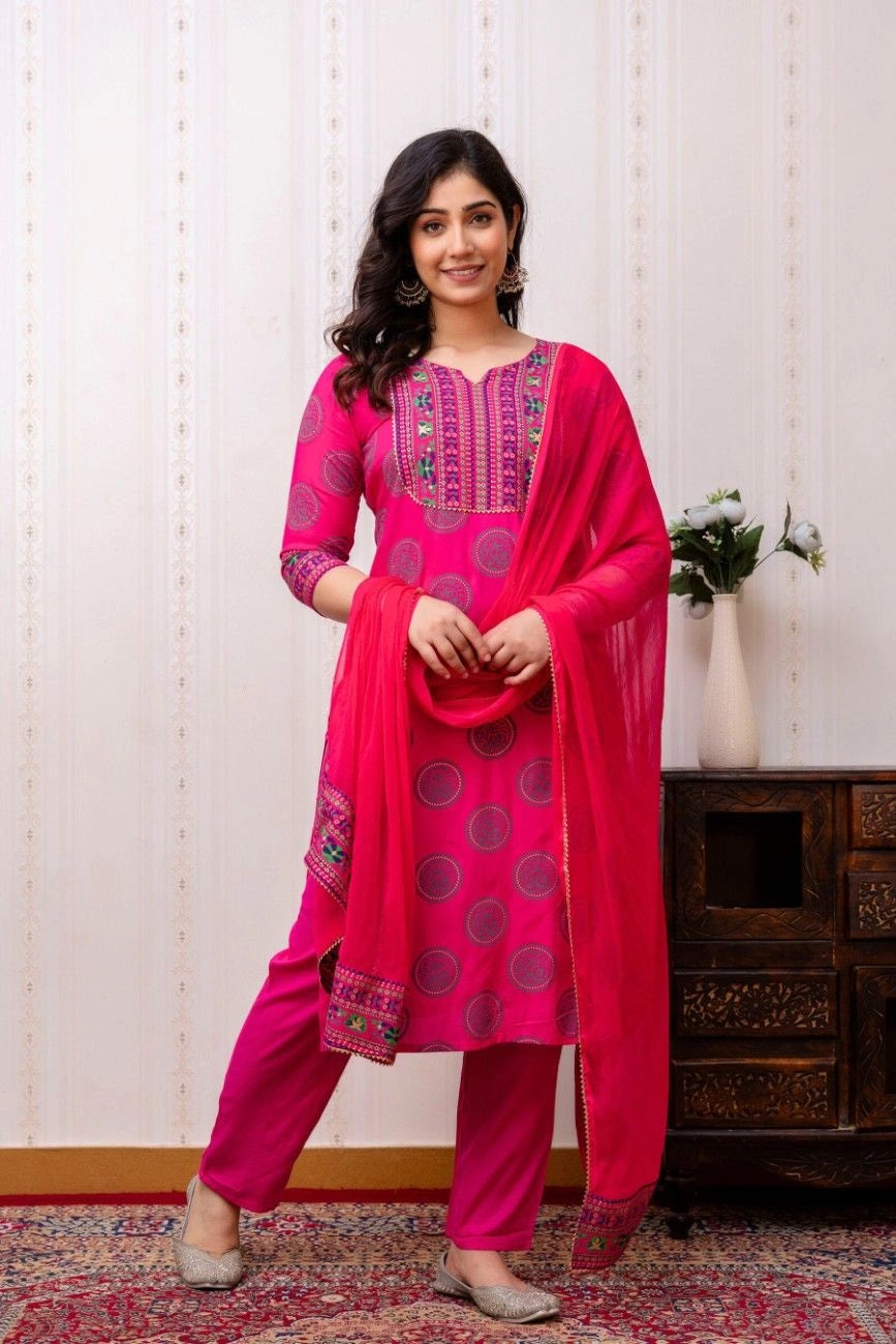 Vnyashri Pink Chekered Printed Sraight Kurta Pant Set with Dupatta
