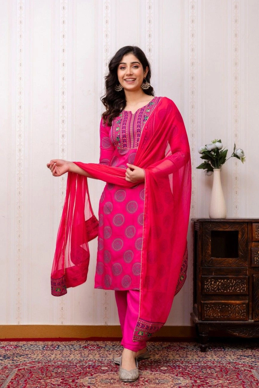 Vnyashri Pink Chekered Printed Sraight Kurta Pant Set with Dupatta