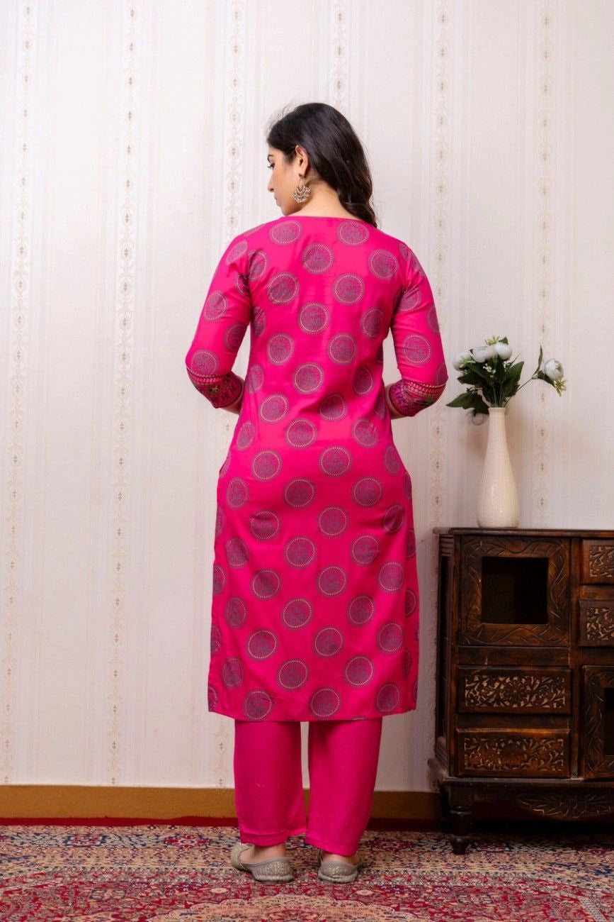 Vnyashri Pink Chekered Printed Sraight Kurta Pant Set with Dupatta