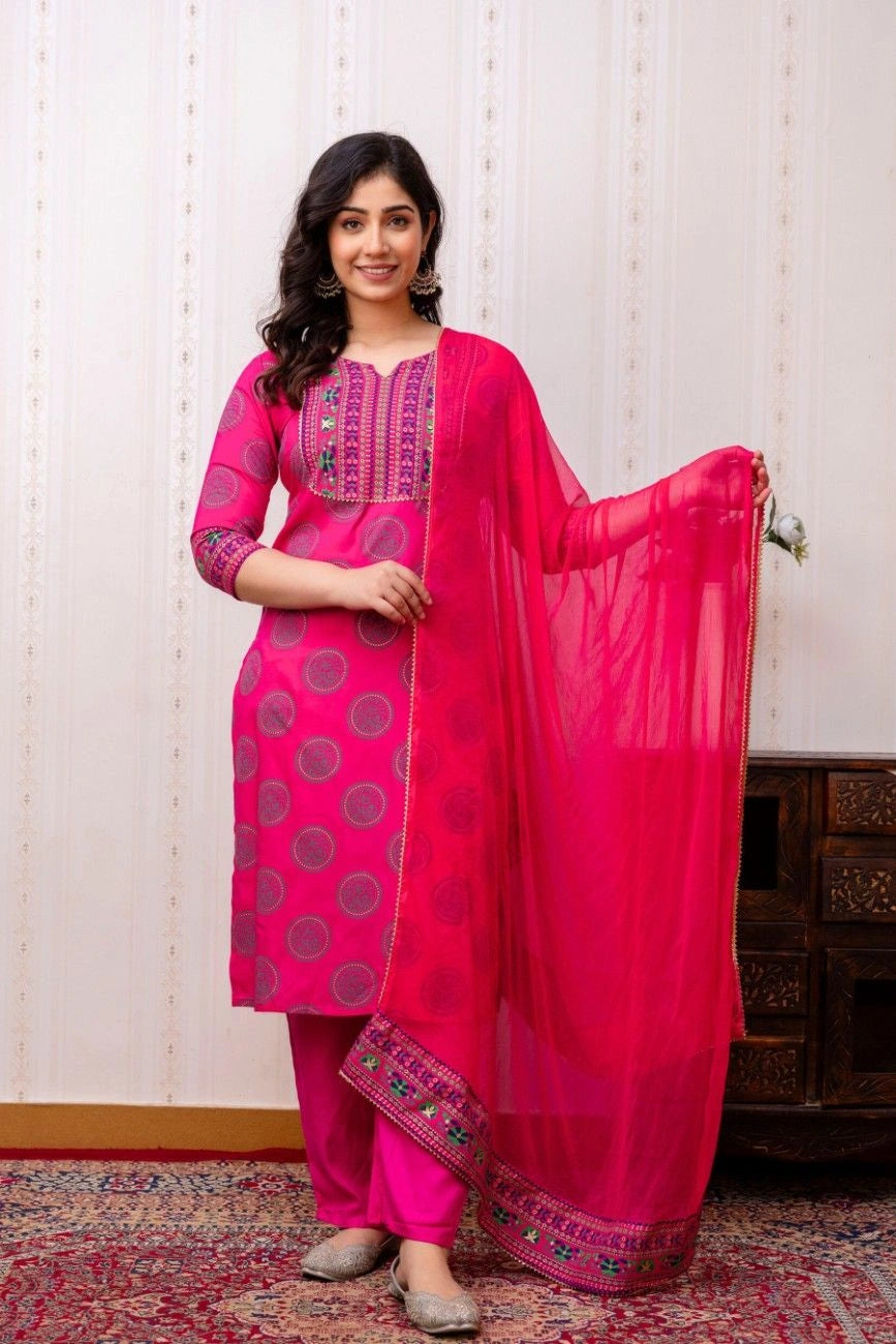 Vnyashri Pink Chekered Printed Sraight Kurta Pant Set with Dupatta