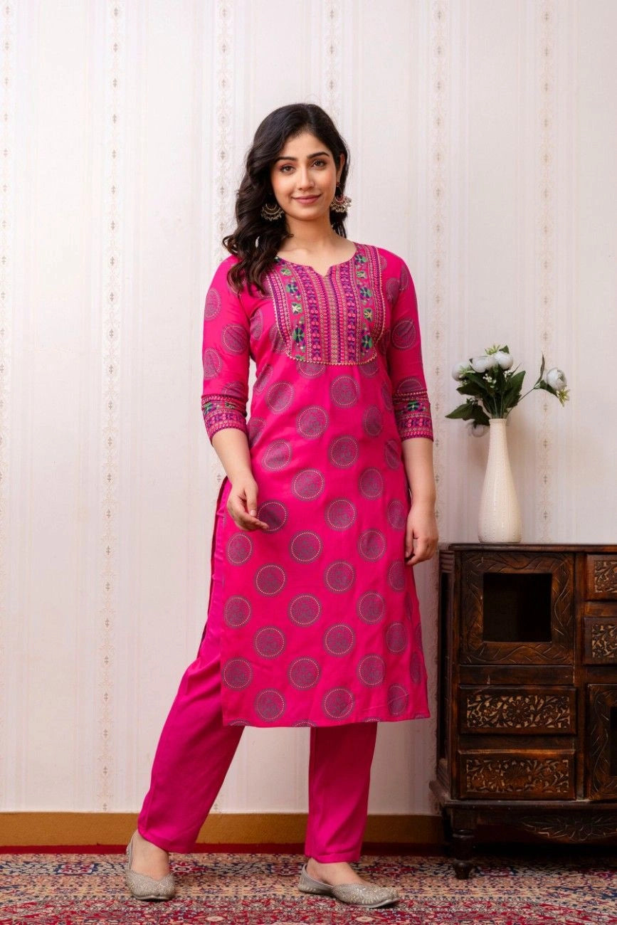 Vnyashri Pink Chekered Printed Sraight Kurta Pant Set with Dupatta