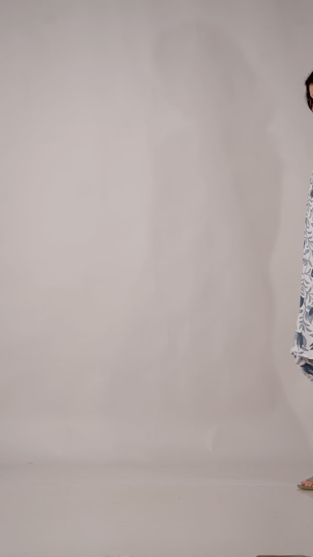 Vnyashri White Elegant Floral Printed Rayon Co-ord Set